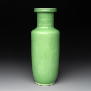 A Chinese lime-green-glazed rouleau vase, 19th C. — photo 2