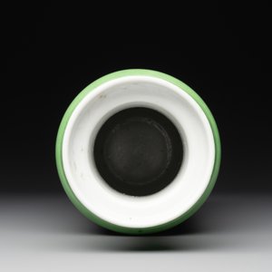 A Chinese lime-green-glazed rouleau vase, 19th C. — photo 5