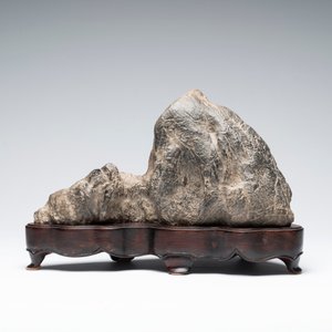 A Chinese Lingbi stone scholar's rock on wooden stand, 20th C. — photo 7