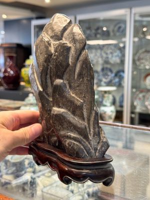 A Chinese Lingbi stone scholar's rock on wooden stand, Yun Tai 雲台 mark, 19/20th C. — photo 4