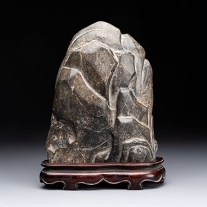 A Chinese Lingbi stone scholar's rock on wooden stand, Yun Tai 雲台 mark, 19/20th C. — photo 3