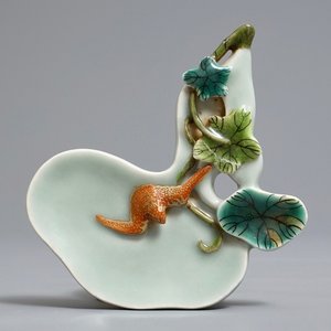 A Chinese lingzhi-shaped celadon ground brush rest, Qianlong mark, 19/20th C. — 照片 1