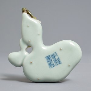 A Chinese lingzhi-shaped celadon ground brush rest, Qianlong mark, 19/20th C. — 照片 2