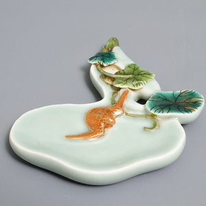 A Chinese lingzhi-shaped celadon ground brush rest, Qianlong mark, 19/20th C. — 照片 3