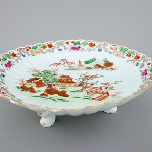 A Chinese lobed famille rose dish on feet, Qianlong, 18th C. — photo 1