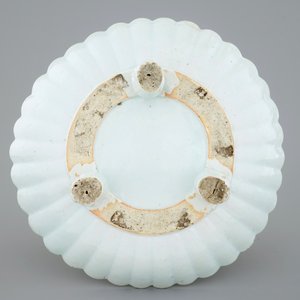 A Chinese lobed famille rose dish on feet, Qianlong, 18th C. — photo 5