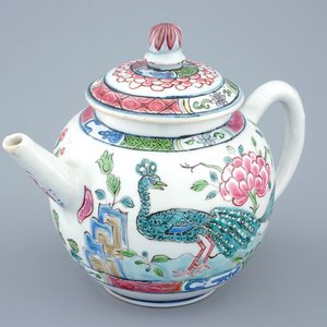 A Chinese London-decorated famille rose teapot and cover with a peacock, Qianlong, 18th C. — photo 1