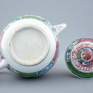 A Chinese London-decorated famille rose teapot and cover with a peacock, Qianlong, 18th C. — photo 3