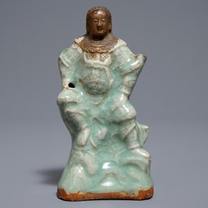 A Chinese Longquan celadon and biscuit figure of Zhenwu, Ming — 照片 2