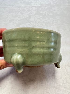 A Chinese Longquan celadon 'Bagua' tripod censer, Ming — foto 1