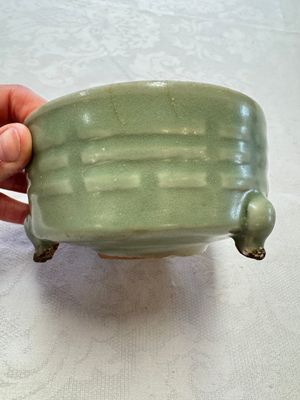 A Chinese Longquan celadon 'Bagua' tripod censer, Ming — foto 3