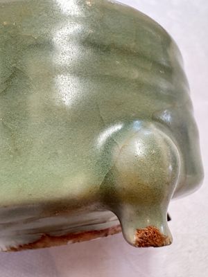 A Chinese Longquan celadon 'Bagua' tripod censer, Ming — foto 7
