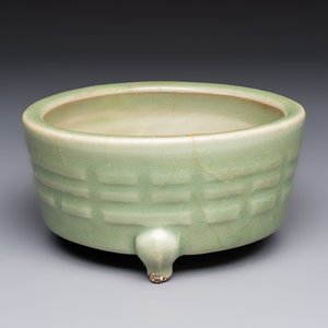 A Chinese Longquan celadon 'Bagua' tripod censer, Ming — foto 1
