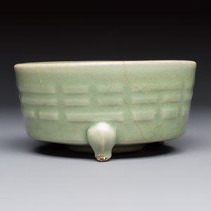 A Chinese Longquan celadon 'Bagua' tripod censer, Ming — foto 2