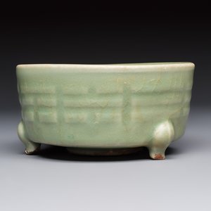 A Chinese Longquan celadon 'Bagua' tripod censer, Ming — foto 3