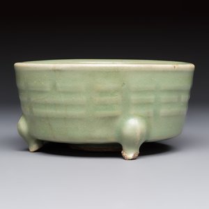 A Chinese Longquan celadon 'Bagua' tripod censer, Ming — foto 4
