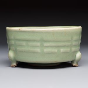 A Chinese Longquan celadon 'Bagua' tripod censer, Ming — foto 5