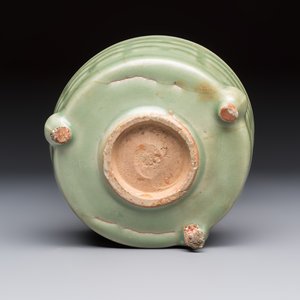 A Chinese Longquan celadon 'Bagua' tripod censer, Ming — foto 7