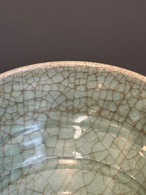A Chinese Longquan celadon baluster vase with floral anhua design, Ming — 照片 11