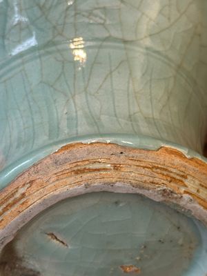 A Chinese Longquan celadon baluster vase with floral anhua design, Ming — 照片 12