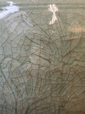 A Chinese Longquan celadon baluster vase with floral anhua design, Ming — 照片 6