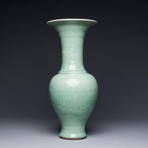 A Chinese Longquan celadon baluster vase with floral anhua design, Ming — 照片 4