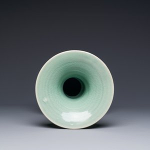 A Chinese Longquan celadon baluster vase with floral anhua design, Ming — 照片 5