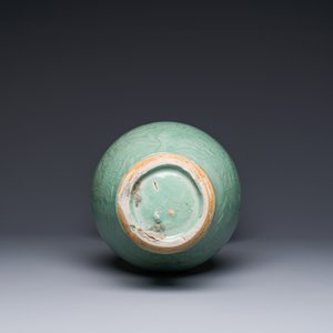 A Chinese Longquan celadon baluster vase with floral anhua design, Ming — 照片 6