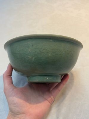 A Chinese Longquan celadon bowl with floral anhua design, Ming — foto 1