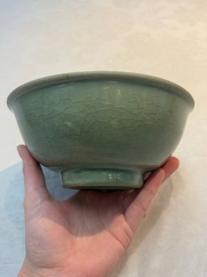 A Chinese Longquan celadon bowl with floral anhua design, Ming — foto 2