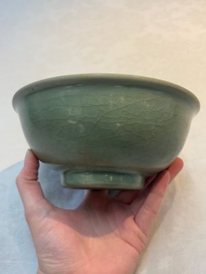 A Chinese Longquan celadon bowl with floral anhua design, Ming — foto 3