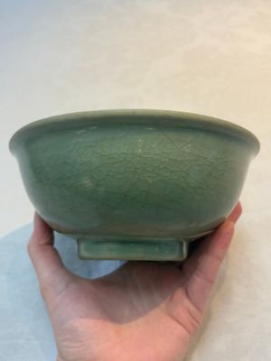 A Chinese Longquan celadon bowl with floral anhua design, Ming — foto 4
