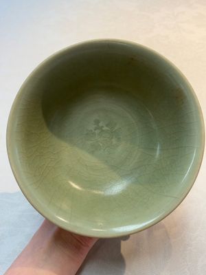 A Chinese Longquan celadon bowl with floral anhua design, Ming — foto 5