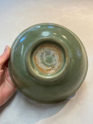 A Chinese Longquan celadon bowl with floral anhua design, Ming — foto 7