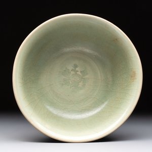 A Chinese Longquan celadon bowl with floral anhua design, Ming — foto 1