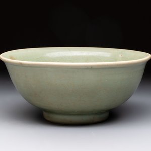 A Chinese Longquan celadon bowl with floral anhua design, Ming — foto 2