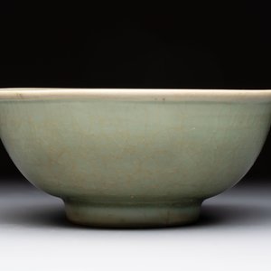 A Chinese Longquan celadon bowl with floral anhua design, Ming — foto 3