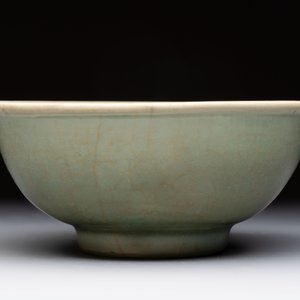 A Chinese Longquan celadon bowl with floral anhua design, Ming — foto 5
