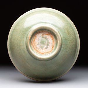 A Chinese Longquan celadon bowl with floral anhua design, Ming — foto 6