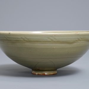 A Chinese Longquan celadon bowl with incised floral design, Yuan/Ming — photo 3