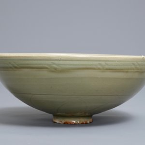 A Chinese Longquan celadon bowl with incised floral design, Yuan/Ming — photo 4