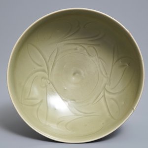 A Chinese Longquan celadon bowl with incised floral design, Yuan/Ming — photo 6