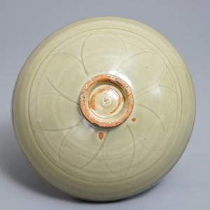 A Chinese Longquan celadon bowl with incised floral design, Yuan/Ming — photo 7