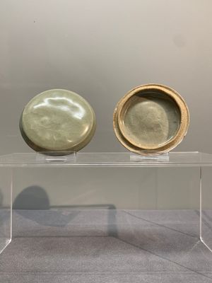 A Chinese Longquan celadon box and cover with anhua floral design, Song — photo 1