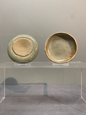 A Chinese Longquan celadon box and cover with anhua floral design, Song — photo 2