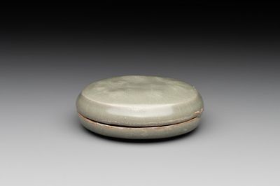 A Chinese Longquan celadon box and cover with anhua floral design, Song