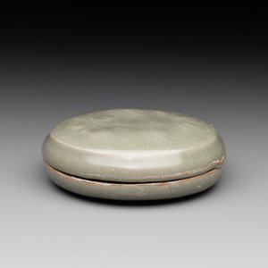A Chinese Longquan celadon box and cover with anhua floral design, Song — photo 1