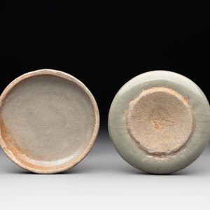 A Chinese Longquan celadon box and cover with anhua floral design, Song — photo 3