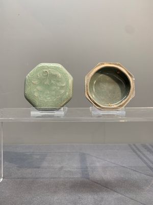 A Chinese Longquan celadon box and cover with anhua peony design, Song — photo 1