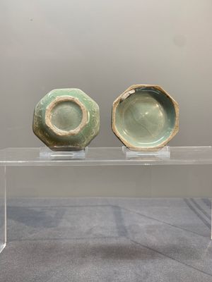 A Chinese Longquan celadon box and cover with anhua peony design, Song — photo 2